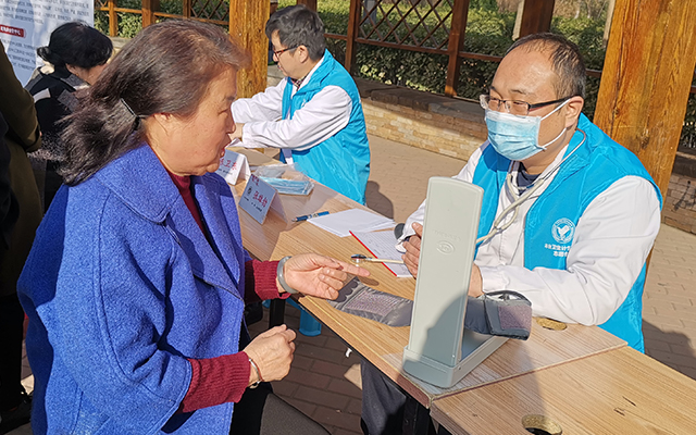 【学雷锋日】看球平台,（中国）科技公司举办“爱满京城，牵手智慧家医”志愿服务活动(图5)